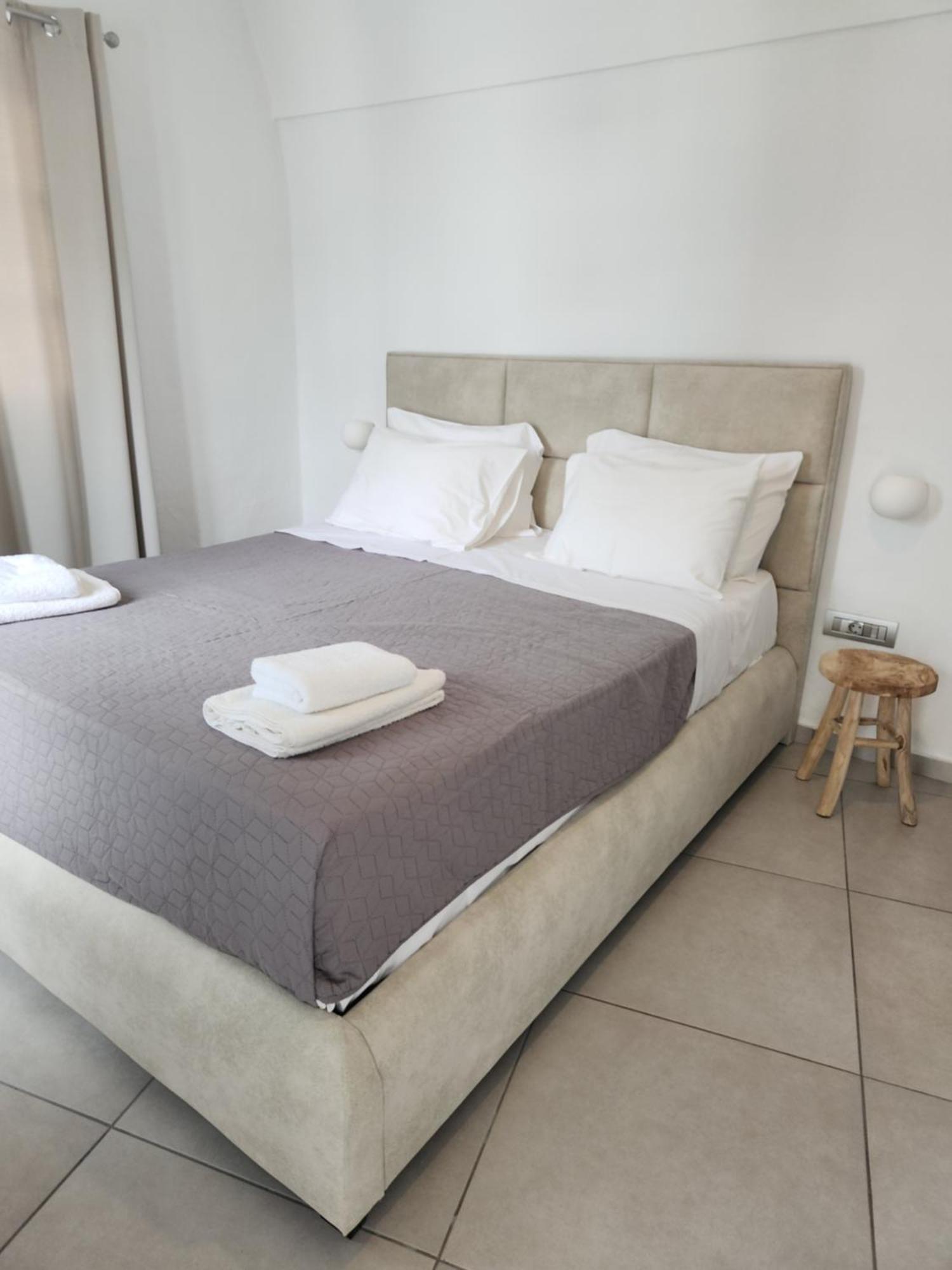 Euphoria Suites & Deluxe Studios Fira  Dış mekan fotoğraf