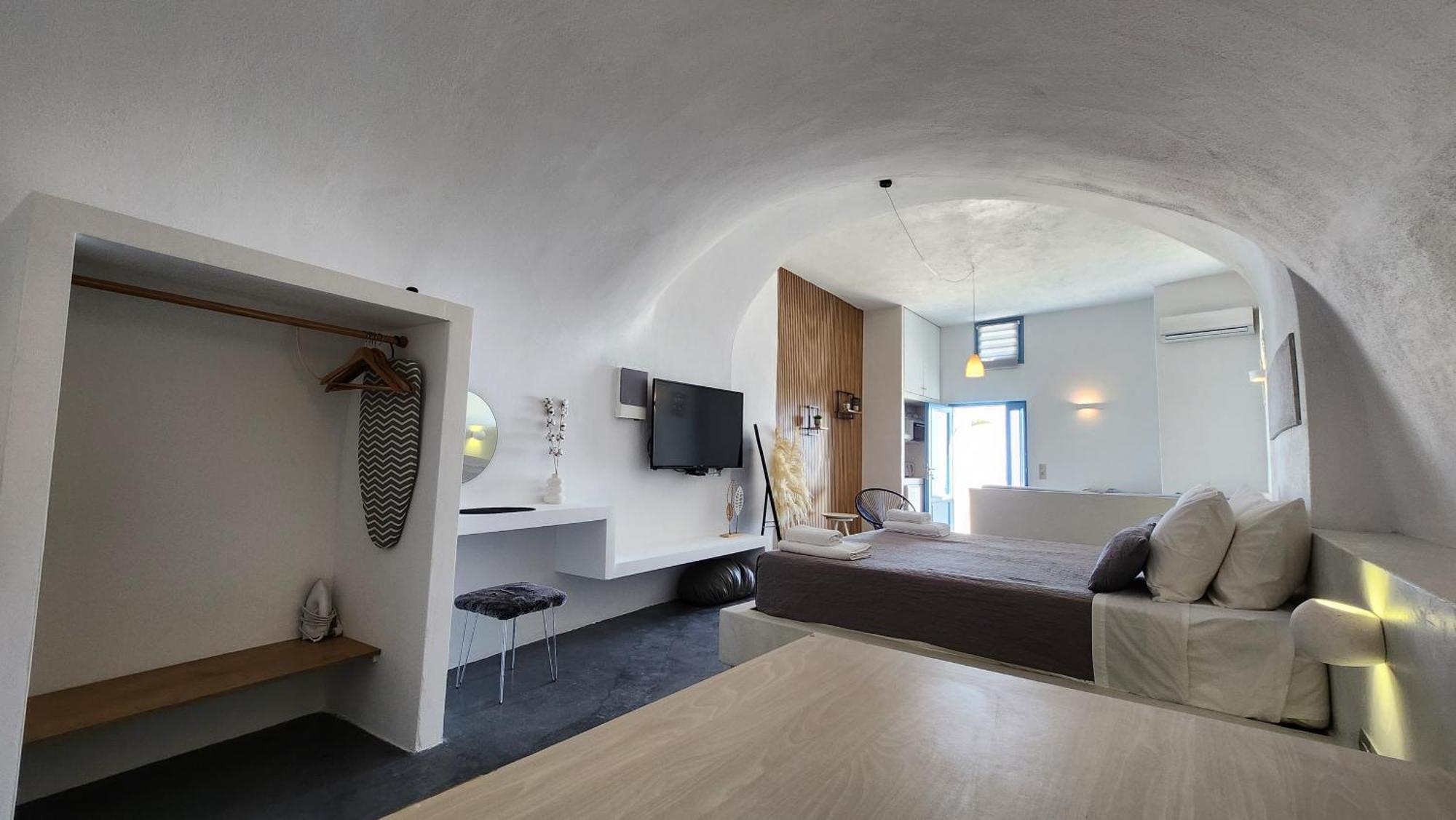 Euphoria Suites & Deluxe Studios Fira  Dış mekan fotoğraf