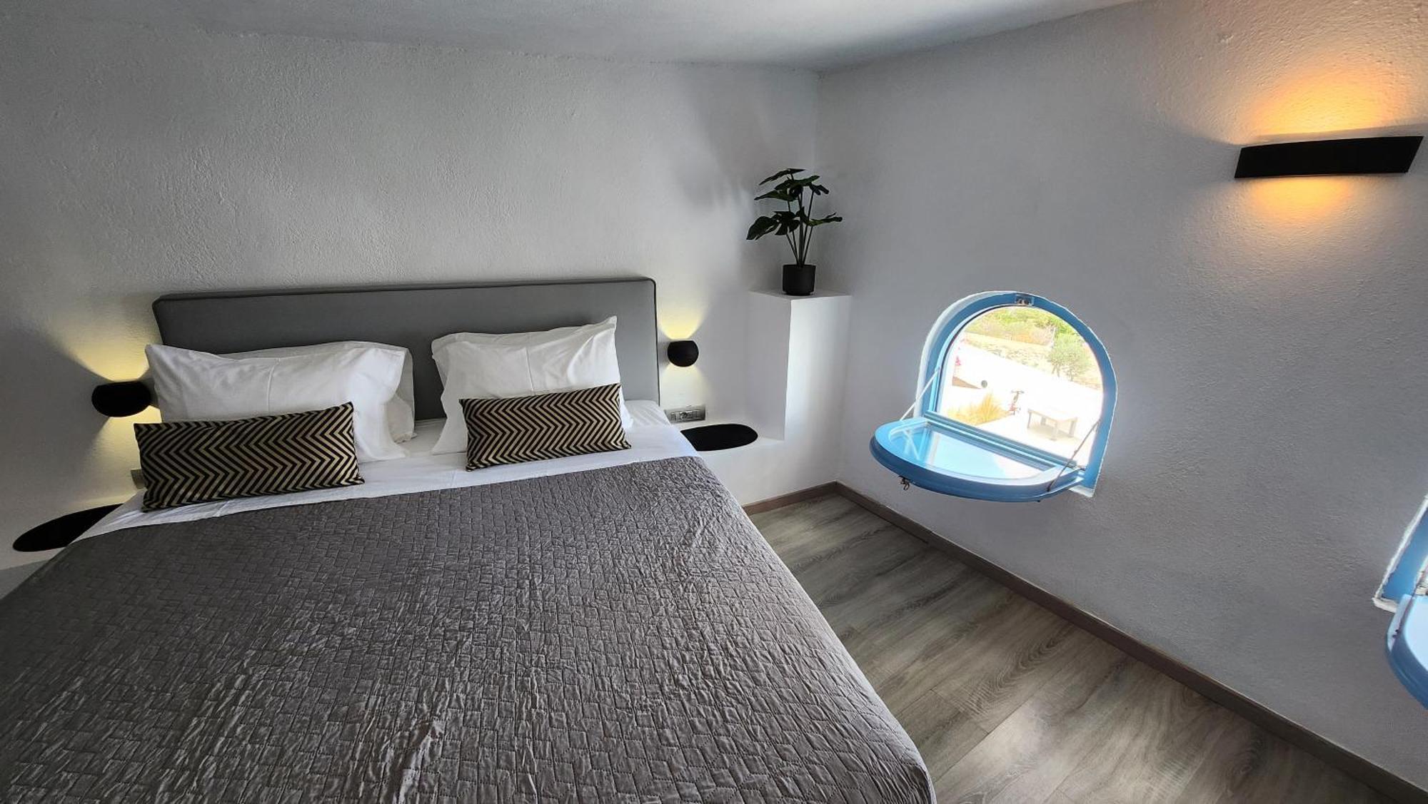 Euphoria Suites & Deluxe Studios Fira  Dış mekan fotoğraf