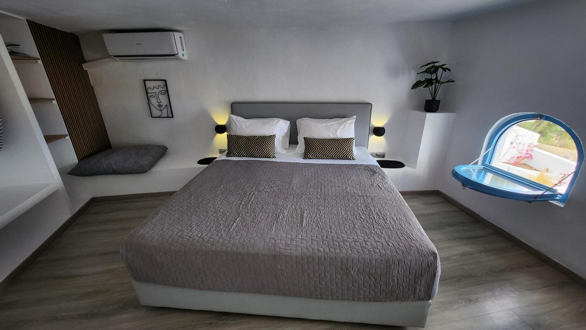 Euphoria Suites & Deluxe Studios Fira  Dış mekan fotoğraf