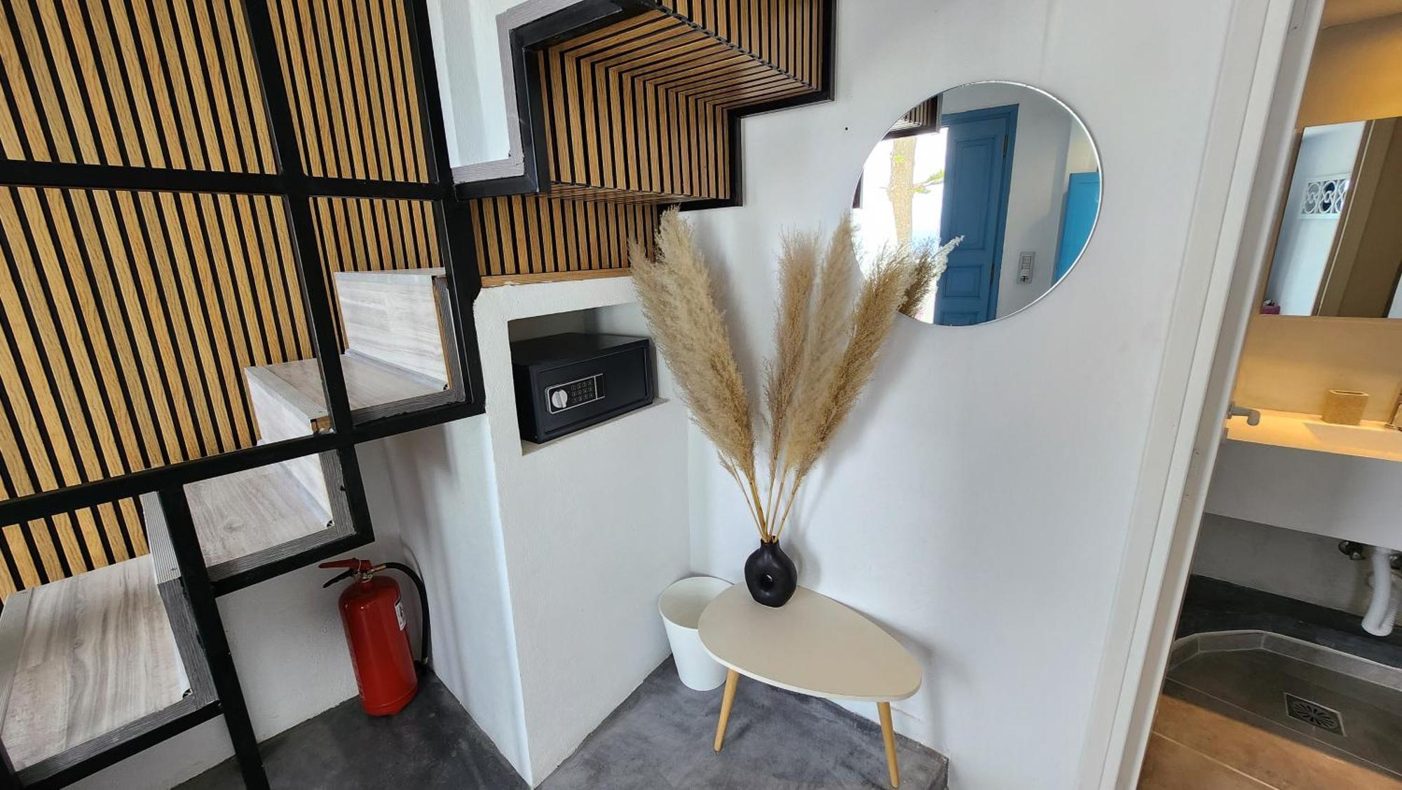 Euphoria Suites & Deluxe Studios Fira  Dış mekan fotoğraf
