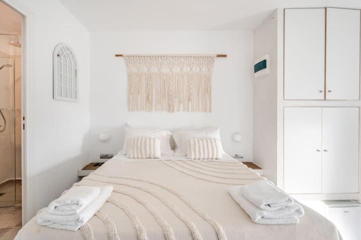 Euphoria Suites & Deluxe Studios Fira  Dış mekan fotoğraf
